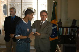 Governador Germano Rigotto na homenagem à equipe de vôlei da Ulbra, com entrega de medalha Rio-Grandense. Autor: Paulo Dias