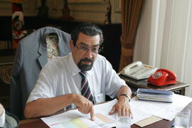 Governador em exercício, Antônio Hohlfeldt, durante reunião sobre reempenhos da Consulta Popular 2004 - Orçamento 2005, com representantes das secretarias da Coordenação e Planejamento e da Fazenda. Autor: Ivan de Andrade