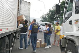 Fiscais da Vigilância Sanitária, da Secretaria de Estado da Saúde, durante fiscalização na BR-290 (freeway), em Santo Antônio da Patrulha. Autor: Itamar Aguiar