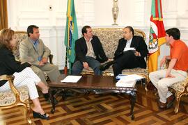 Chefe da Casa Civil, Alberto Oliveira, em audiência com o vice-prefeito de Candiota, Oséias Alves, e comitiva. Autor: Itamar Aguiar