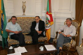 Chefe da Casa Civil, Alberto Oliveira, em audiência com o prefeito de Dois Irmãos, Renato Dexheimer. Autor: Itamar Aguiar