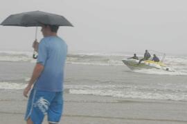Comando Ambiental da Brigada Militar retira bóias de redes de pesca em Arroio do Sal. Autor: Itamar Aguiar