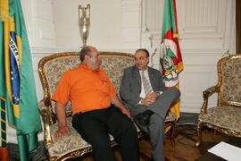 Chefe da Casa Civil, Alberto Oliveira, recebe visita do suplente de vereador do PMDB de Santiago, Arlindo Alves da Silva. Autor: Ivan de Andrade