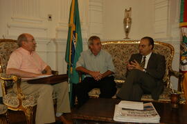 Chefe da Casa Civil, Alberto Oliveira, recebe o superintendente do Hospital Ana Nery, Lídio Irineu Rauber, e o assessor da bancada do PMDB, Francisco Carlos Smidt. Autor: Paulo Dias