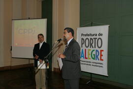 Vice-governador, Antônio Hohlfeldt, participa da entrega do projeto Fala Aí Porto Alegre ao Prefeito de Porto Alegre, José Fogaça. Autor: Ivan de Andrade