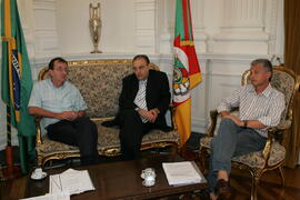 Chefe da Casa Civil, Alberto Oliveira, em audiência com o prefeito de Dois Irmãos, Renato Dexheimer. Autor: Itamar Aguiar