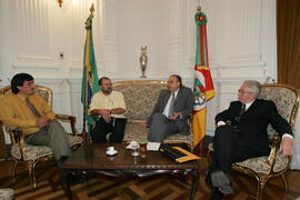 Chefe da Casa Civil, Alberto Oliveira, durante audiência com o presidente do PMDB e executiva de Butiá, Luiz Anônio Krumel. Autor: Ivan de Andrade