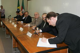 Chefe da Casa Civil, Alberto Oliveira, representa o governador durante solenidade de posse do novo presidente do Conselho Regional de Contabilidade do Estado, Rogério Rokembach. Autor: Ivan de Andrade