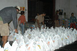 Entrega de alimentos para flagelados em Lajeado (Defesa Civil). Autor: Ivan de Andrade