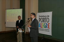 Vice-governador, Antônio Hohlfeldt, participa da entrega do projeto Fala Aí Porto Alegre ao Prefeito de Porto Alegre, José Fogaça. Autor: Ivan de Andrade