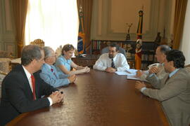 Governador em exercício, Antônio Hohlfeldt, durante reunião com a procuradora-geral do Estado, Helena Maria Coelho; Giovanni Luigi, representante da Estação Rodoviária de Porto Alegre; Nelson Noll e Valter Azevedo, do Sindicato das Estações Rodoviárias do RS. Autor: Paulo Dias