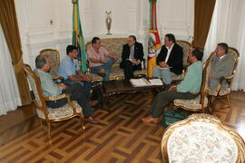 Chefe da Casa Civil, Alberto Oliveira, recebe o prefeito de Garruchos, João Portela, e comitiva. Autor: Ivan de Andrade