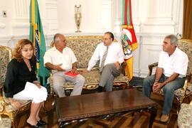 Chefe da Casa Civil, Alberto Oliveira, durante audiência com vice-presidente da executiva do PMDB de Bagé, Rivaldo Barroso. Autor: Ivan de Andrade