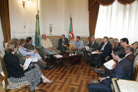 Chefe da Casa Civil, Alberto Oliveira, em audiência com representantes do Hospital Geral de Caxias do Sul. Autor: Itamar Aguiar
