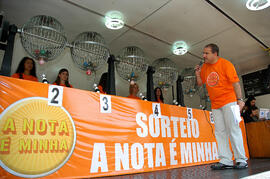 Chefe da Casa Civil, Alberto Oliveira, durante cerimônia do 8º sorteio do programa A Nota é Minha, em Caxia do Sul. Autor: Siliane Vieira