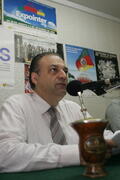 Chefe da Casa Civil, Alberto Oliveira, durante entrevista no estúdio de rádio da Secretaria de Comunicação do Estado. Autor: Ivan de Andrade
