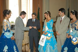 Entrega do convite para Festa do Mar. Autor: Paulo Dias