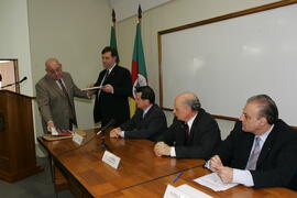 Chefe da Casa Civil, Alberto Oliveira, representa o governador durante solenidade de posse do novo presidente do Conselho Regional de Contabilidade do Estado, Rogério Rokembach. Autor: Ivan de Andrade