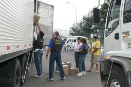 Fiscais da Vigilância Sanitária, da Secretaria de Estado da Saúde, durante fiscalização na BR-290 (freeway), em Santo Antônio da Patrulha. Autor: Itamar Aguiar