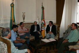 Chefe da Casa Civil, Alberto Oliveira, recebe o prefeito de Garruchos, João Portela, e comitiva. Autor: Ivan de Andrade