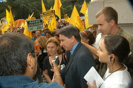Germano Rigotto recebe integrantes do Centro dos Professores do Estado do Rio Grande do Sul (CPERS) na porta do Palácio Piratini. Autor: Paulo Dias