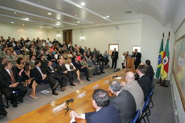 Chefe da Casa Civil, Alberto Oliveira, representa o governador durante solenidade de posse do novo presidente do Conselho Regional de Contabilidade do Estado, Rogério Rokembach. Autor: Ivan de Andrade