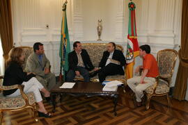 Chefe da Casa Civil, Alberto Oliveira, em audiência com o vice-prefeito de Candiota, Oséias Alves, e comitiva. Autor: Itamar Aguiar