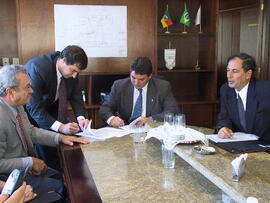 Assinatura de contrato entre Dambroz e Fundação Luiz Englert. Autor: Ivan de Andrade