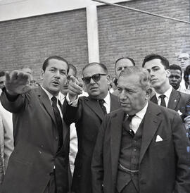 Governador Leonel Brizola e ministro Amaral Peixoto, acompanhados por Assis Chateaubriand, na inauguração da TV Piratini