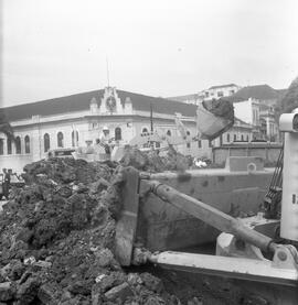 Início das obras do viaduto Loureiro da Silva, na antiga Praça do Portão