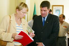 Secretário de Segurança José Otávio Germano com a reitora da Universidade Federal de Pelotas (UFPEL), Inguelore Scheunemann de Souza. Autor: Jefferson Bernardes