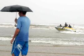 Comando Ambiental da Brigada Militar retira bóias de redes de pesca em Arroio do Sal. Autor: Itamar Aguiar