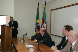 Chefe da Casa Civil, Alberto Oliveira, representa o governador durante solenidade de posse do novo presidente do Conselho Regional de Contabilidade do Estado, Rogério Rokembach. Autor: Ivan de Andrade