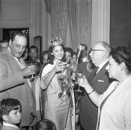 Miss Brasil Ieda Maria Vargas é recepcionada pelo governador Ildo Meneghetti e pela primeira-dama Judith Meneghetti