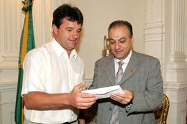 Chefe da Casa Civil, Alberto Oliveira, durante audiência com prefeito de Anta Gorda, Vanderlei Antônio Moresco. Autor: Paulo Dias