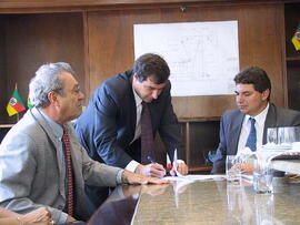 Assinatura de contrato entre Dambroz e Fundação Luiz Englert. Autor: Ivan de Andrade