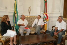 Chefe da Casa Civil, Alberto Oliveira, durante audiência com vice-presidente da executiva do PMDB de Bagé, Rivaldo Barroso. Autor: Ivan de Andrade