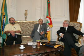 Chefe da Casa Civil, Alberto Oliveira, durante audiência com o presidente do PMDB e executiva de Butiá, Luiz Anônio Krumel. Autor: Ivan de Andrade