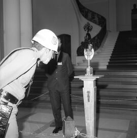 Taça Jules Rimet em exposição no Palácio Piratini