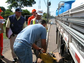 Fiscalização de cargas tóxicas irregulares. Autor: Alfonso Abraham