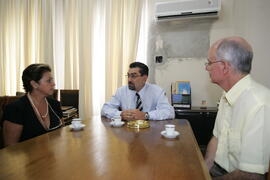 Vice-governador, Antônio Hohlfeldt, recebe a diretora institucional da Brasil Telecom, Rita Daudt. Autor: Ivan de Andrade
