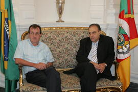 Chefe da Casa Civil, Alberto Oliveira, em audiência com o prefeito de Dois Irmãos, Renato Dexheimer. Autor: Itamar Aguiar