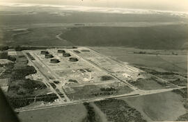 Vista aérea do parque de armazenamento da Refinaria Alberto Pasqualini (REFAP) em Osório e ao fundo Tramandaí