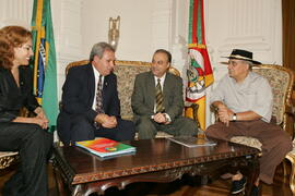 Chefe da Casa Civil, Alberto Oliveira, recebe visita do presidente da coordenadoria municipal de tradicionalismo de Santana do Livramento. Autor: Ivan de Andrade