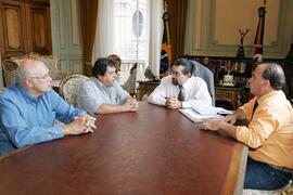 Governador em exercício, Antônio Hohlfeldt, durante audiência com o vereador Júlio Braga, presidente municipal do PMBD, Edson Bustamonte e o secretário Municipal do PMDB de Rosário do Sul, Eligton Autor: Ivan de Andrade