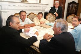 Chefe da Casa Civil, Alberto Oliveira, em audiência com o prefeito de Nova Prata, Vitor Pletsch. Autor: Itamar Aguiar