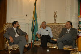 Vice-Governador, Antônio Hohlfeldt, e o chefe da Casa Civil, Alberto Oliveira, recebem o senador Pedro Simon no Palácio Piratini. Autor: Paulo Dias