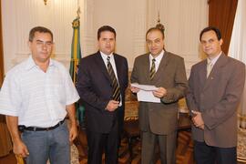 Chefe da Casa Civil, Alberto Oliveira, recebe o prefeito de Santo Augusto, Sandro Schlindwein e comitiva. Autor: Paulo Dias