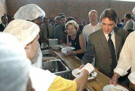 Germano Rigotto em visita ao restaurante comunitário Comida Urgente. Autor: Nabor Goulart