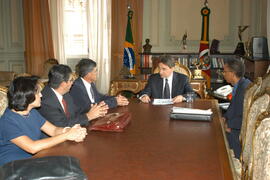 Governador Germano Rigotto recebe a visita de Paulo Roberto Carvalho, prefeito de São Francisco de Assis. Autor: Paulo Dias